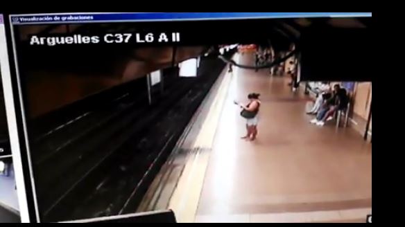 Jovem foi empurrado para a linha do metro por desconhecido, mas os instintos salvaram-no | Vídeo