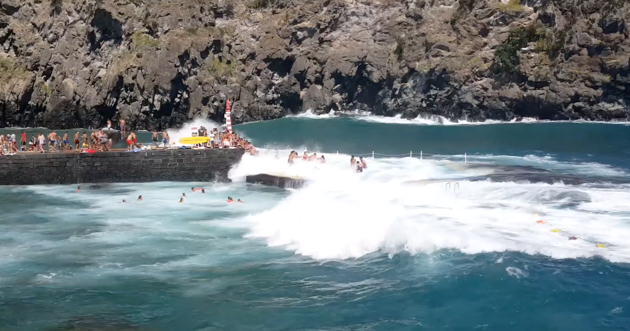 Vídeo mostra ondas gigantes a arrastar turistas nos Açores