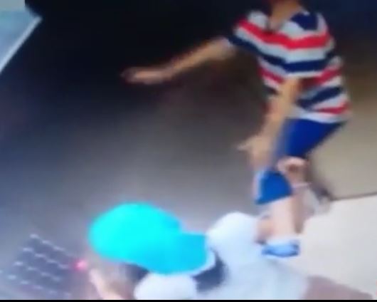 Vídeo mostra como rápida ação de crianças permite salvar irmão de morrer enforcado no elevador