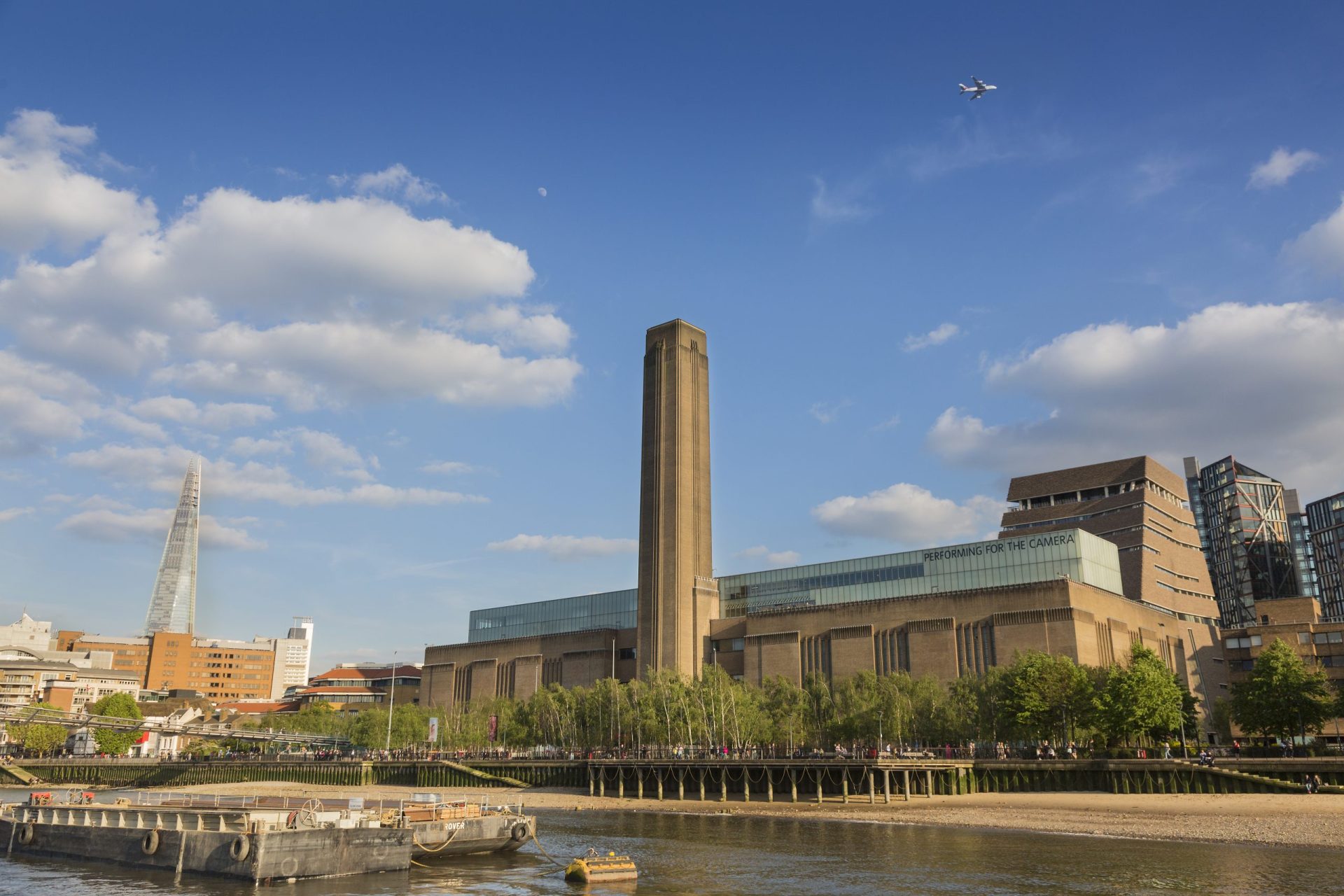 Jovem de 17 anos acusado de tentativa de homicídio após empurrar criança do 10.º andar da galeria Tate Modern