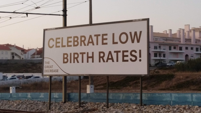 “Celebrem a baixa natalidade”: O cartaz afixado em Sintra que está a causar polémica