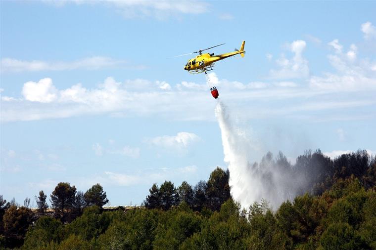 300 operacionais e 10 meios aéreos combatem incêndio em Pampilhosa da Serra. Chamas avançam para o Fundão