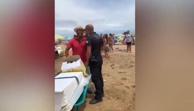 Vendedor ambulante esfaqueia polícia em plena praia | Vídeo
