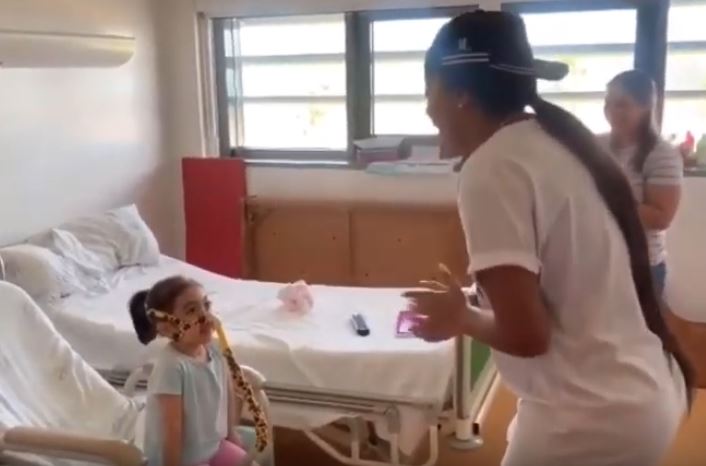 Ludmilla surpreende pequena fã portuguesa internada no hospital | Vídeo