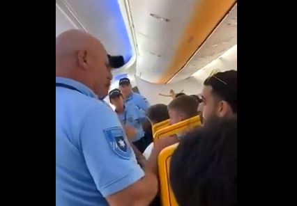 Turista diz que foi agredido pela PSP a bordo de avião em Faro | Vídeo