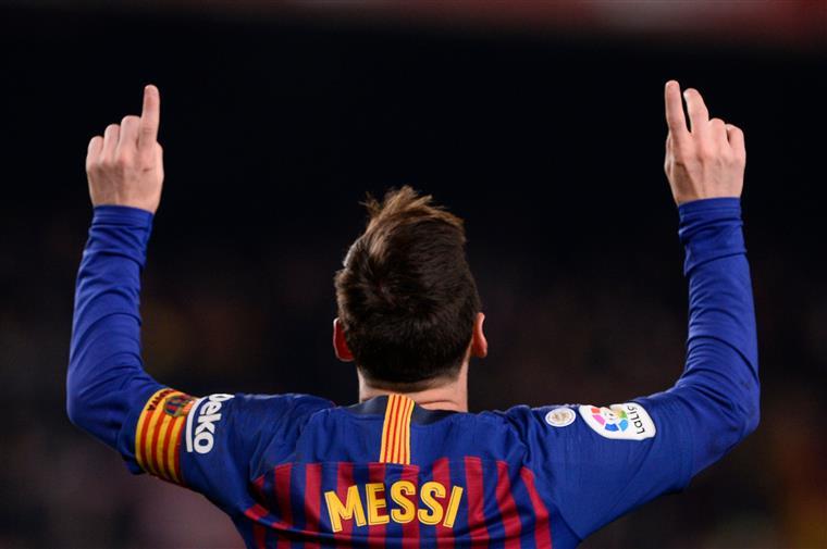Livre de Messi ao Liverpool eleito golo do ano na UEFA | Vídeo