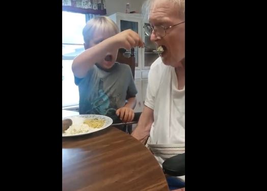 Menino de seis anos está a emocionar a Internet ao cuidar do bisavô com Alzheimer | Vídeo