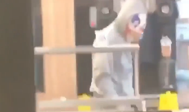 “Ele tem uma arma!”. Homem mascarado de palhaço tenta assaltar McDonald’s | Vídeo