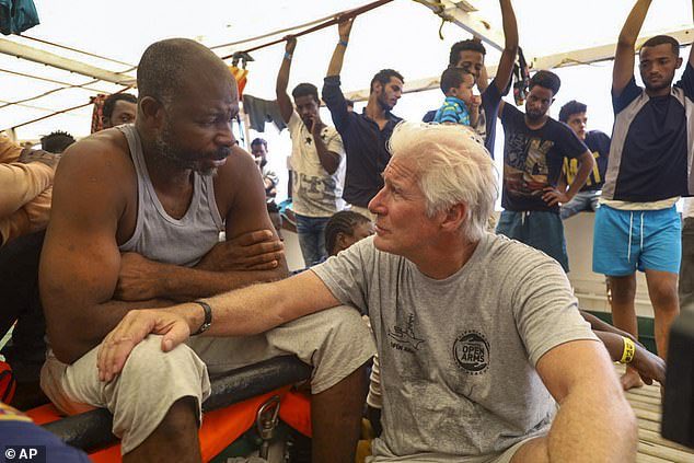 Ator Richard Gere leva comida a navio de ONG com migrantes no mar Mediterrâneo