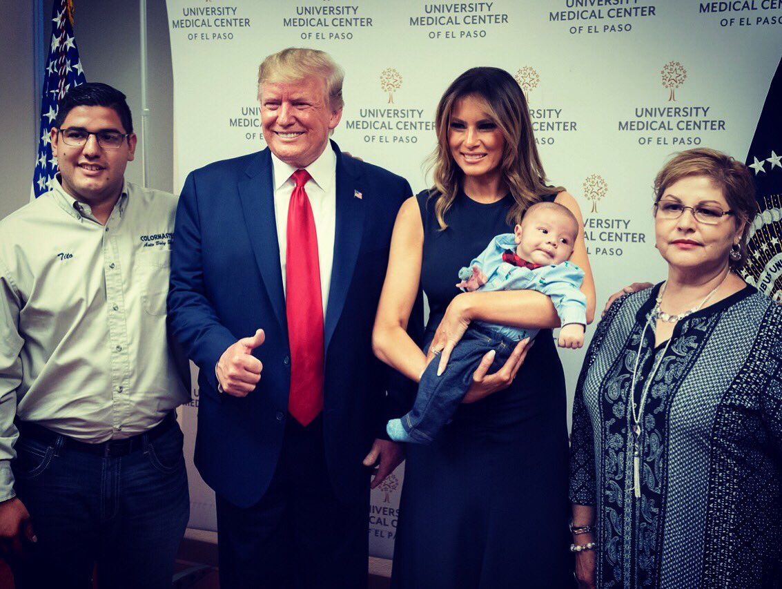 Trump e Melania visitam El Paso e tiram fotografia com bebé orfão&#8230; a sorrir e de polegar para cima