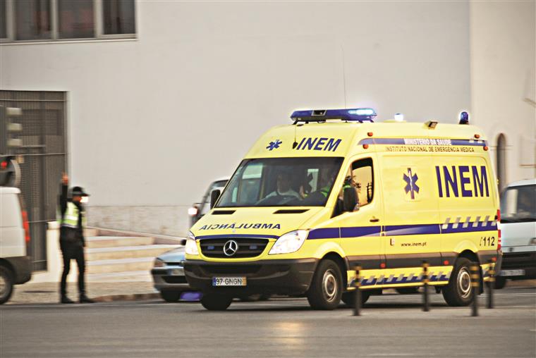 Roubam ambulância do INEM em Oeiras com ferido no interior