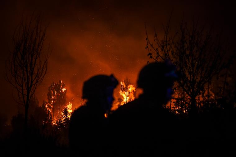 Mais de 200 operacionais continuam no combate às chamas em Odemira