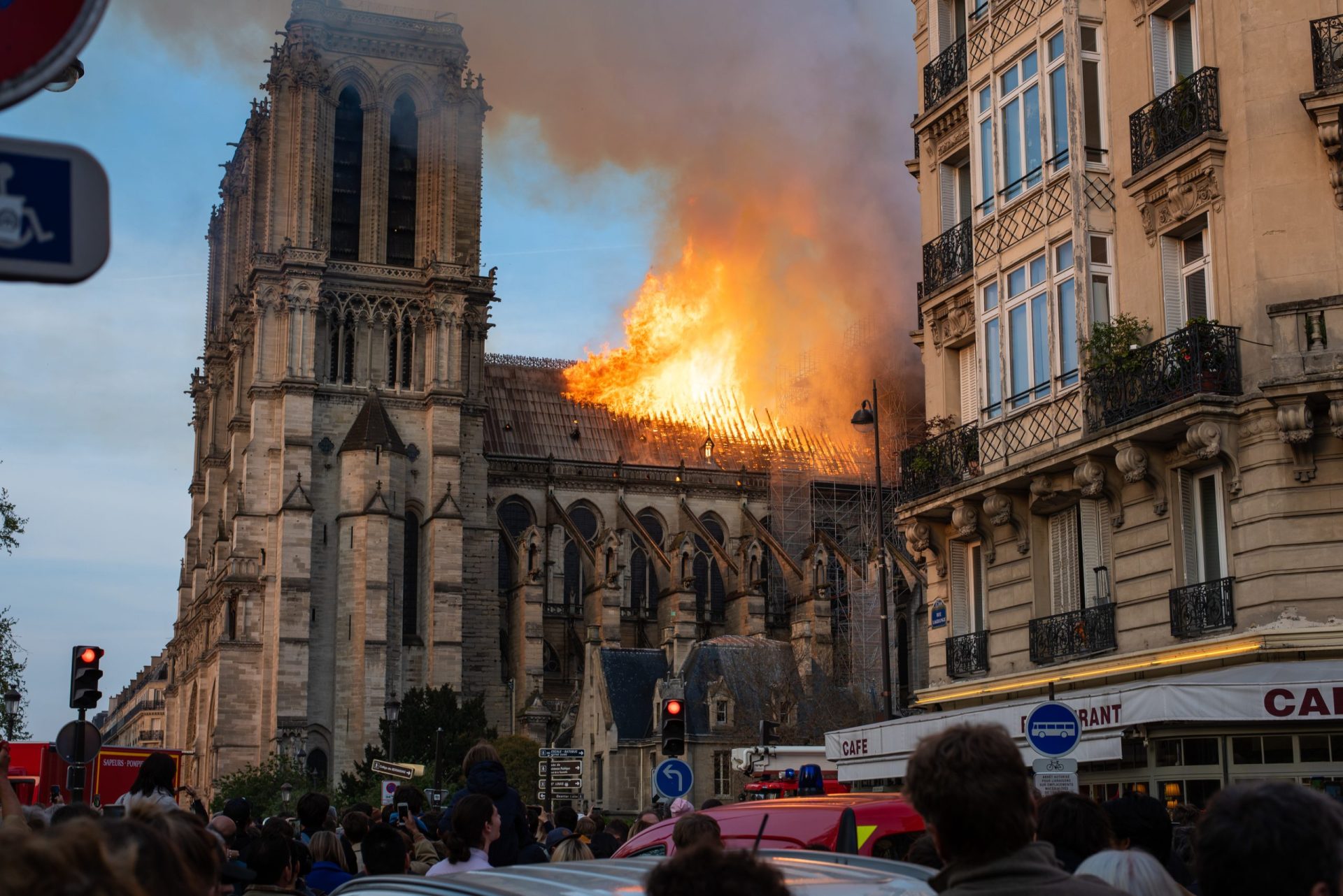 Catedral de Notre-Dame “continua em perigo”
