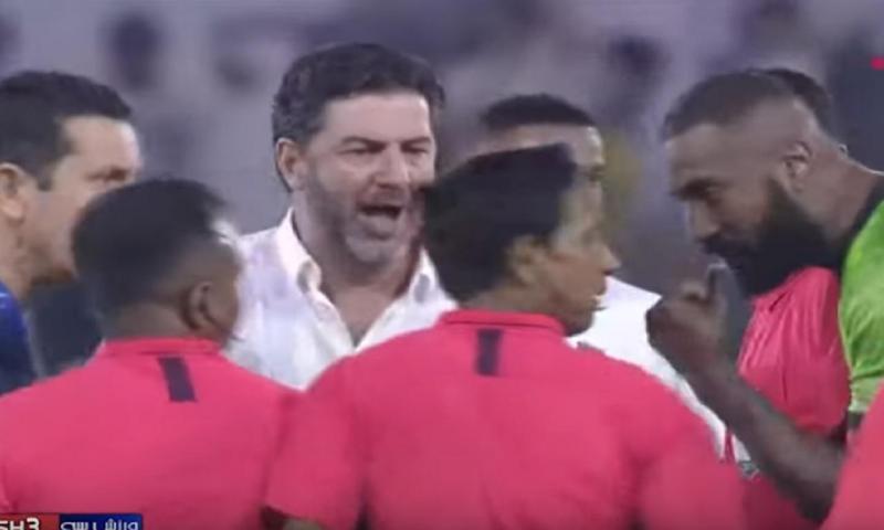 Seguranças tiveram de afastar Rui Vitória da equipa de arbitragem | Vídeo