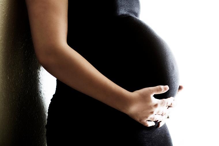 Jovem grávida de 11 semanas sofreu aborto após 12 horas de espera nas urgências
