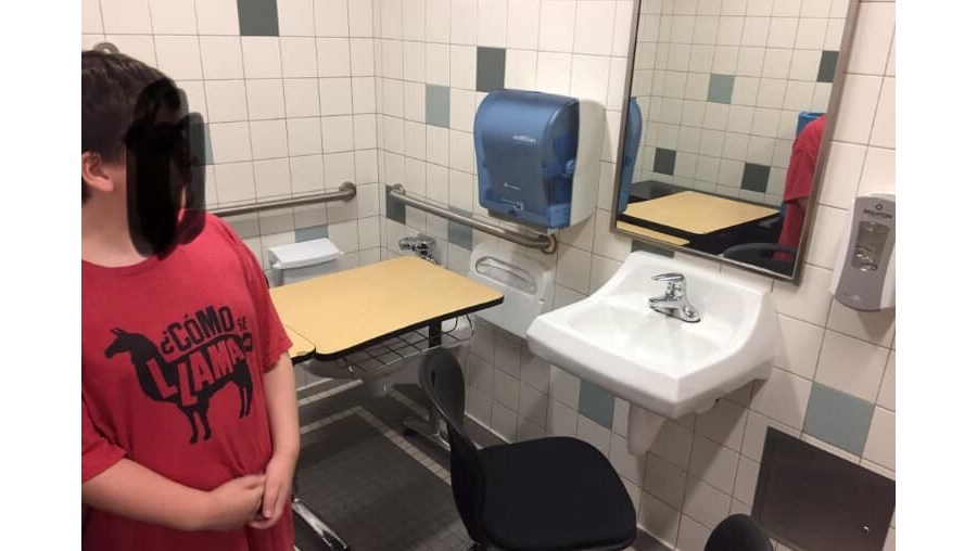 Mãe pediu local tranquilo para filho autista estudar e professora colocou mesa na casa de banho