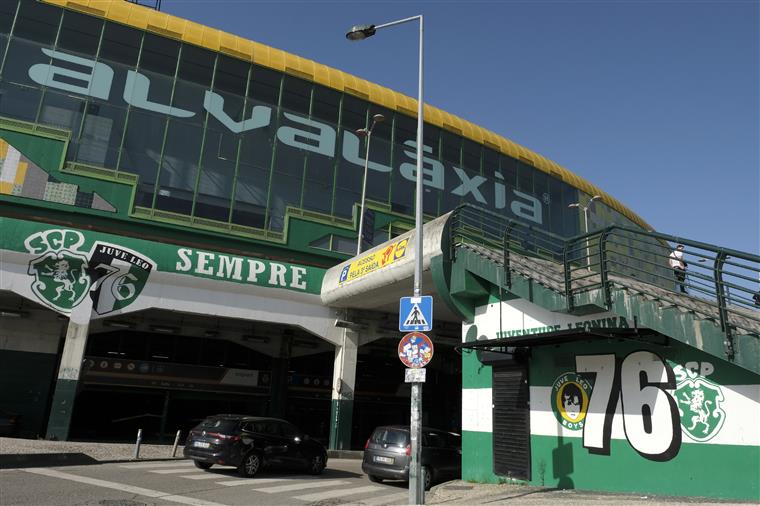 Membros das claques do Sporting tentaram forçar entrada nas garagens de Alvalade