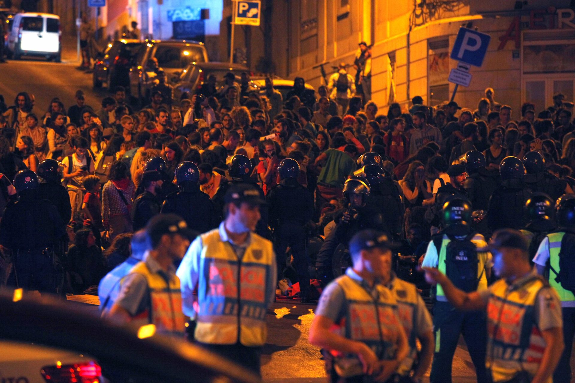 Greve climática. Centenas de manifestantes são retirados de avenida em Lisboa pela PSP