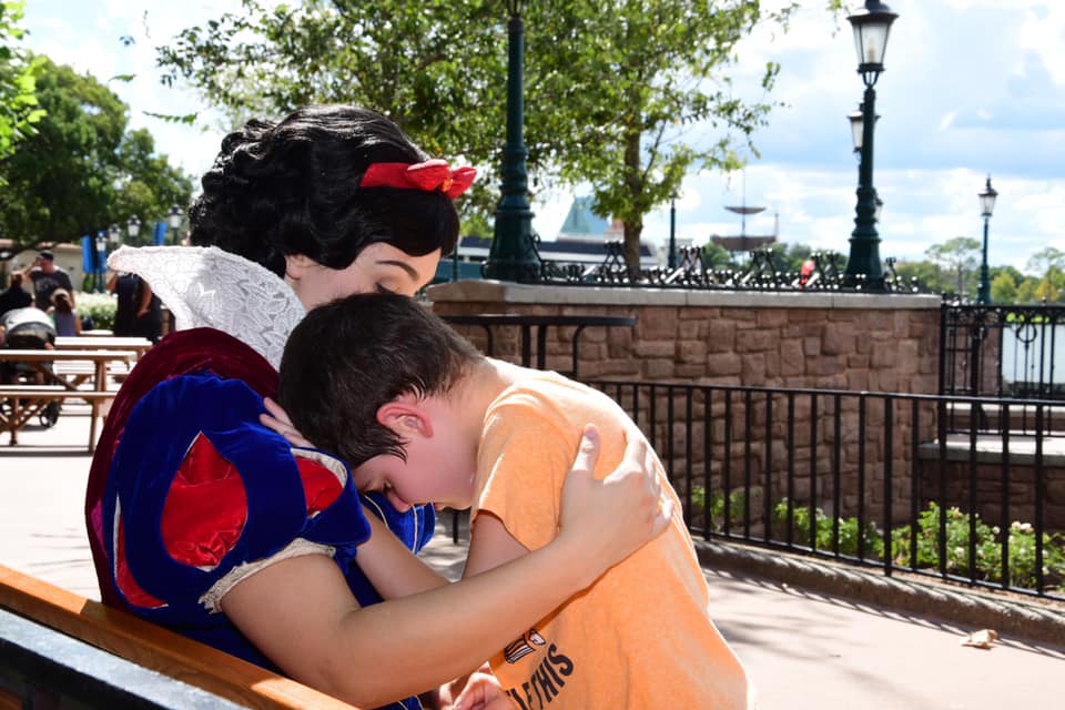 Mãe faz testemunho emocionante sobre atitude de Branca de Neve na Disney World