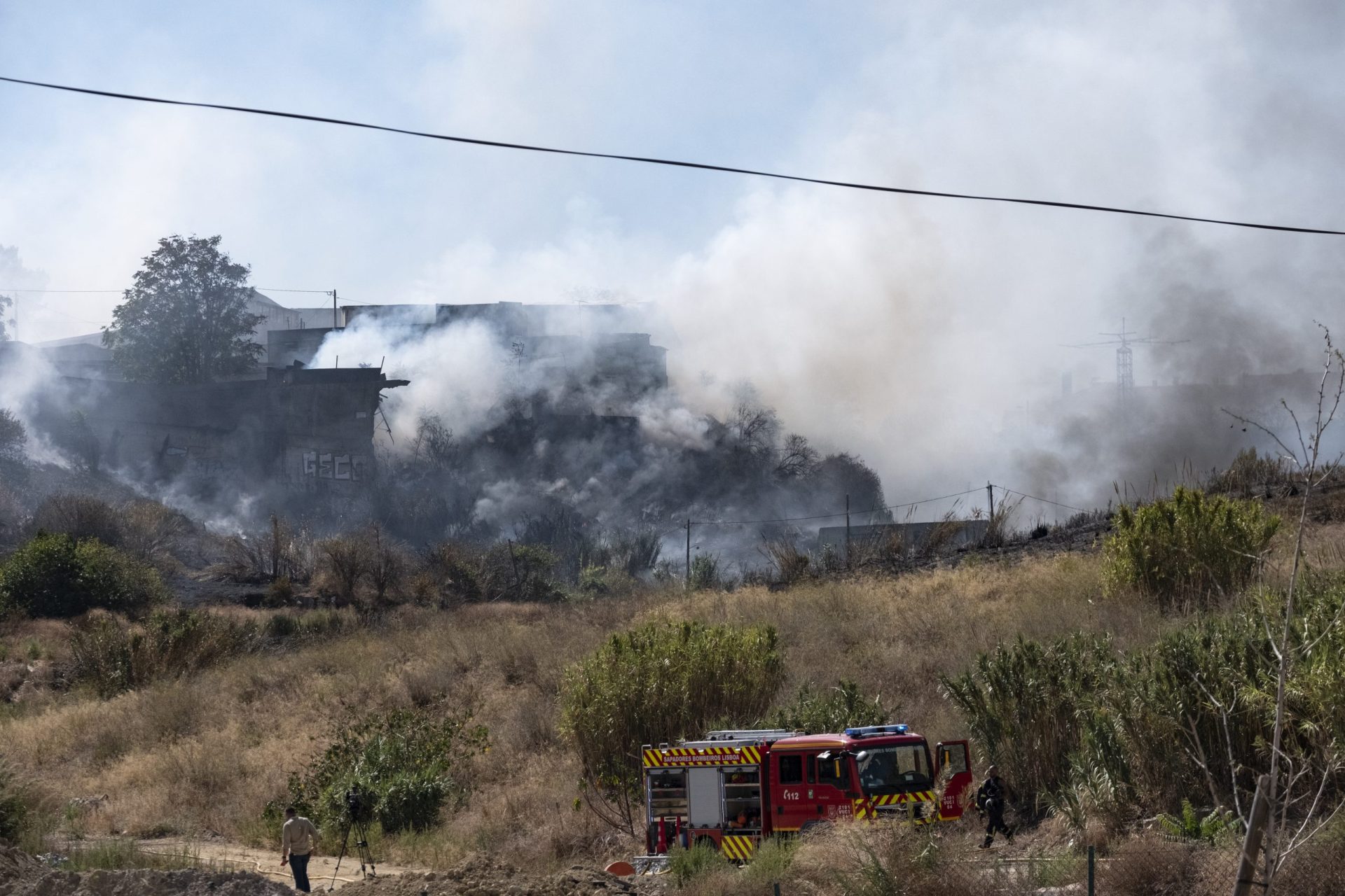 Incêndio em zona de mato de Lisboa ameaça habitações | VÍDEO