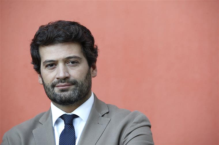 André Ventura na sede do PCP para que Jerónimo de Sousa renuncie a subvenção vitalícia