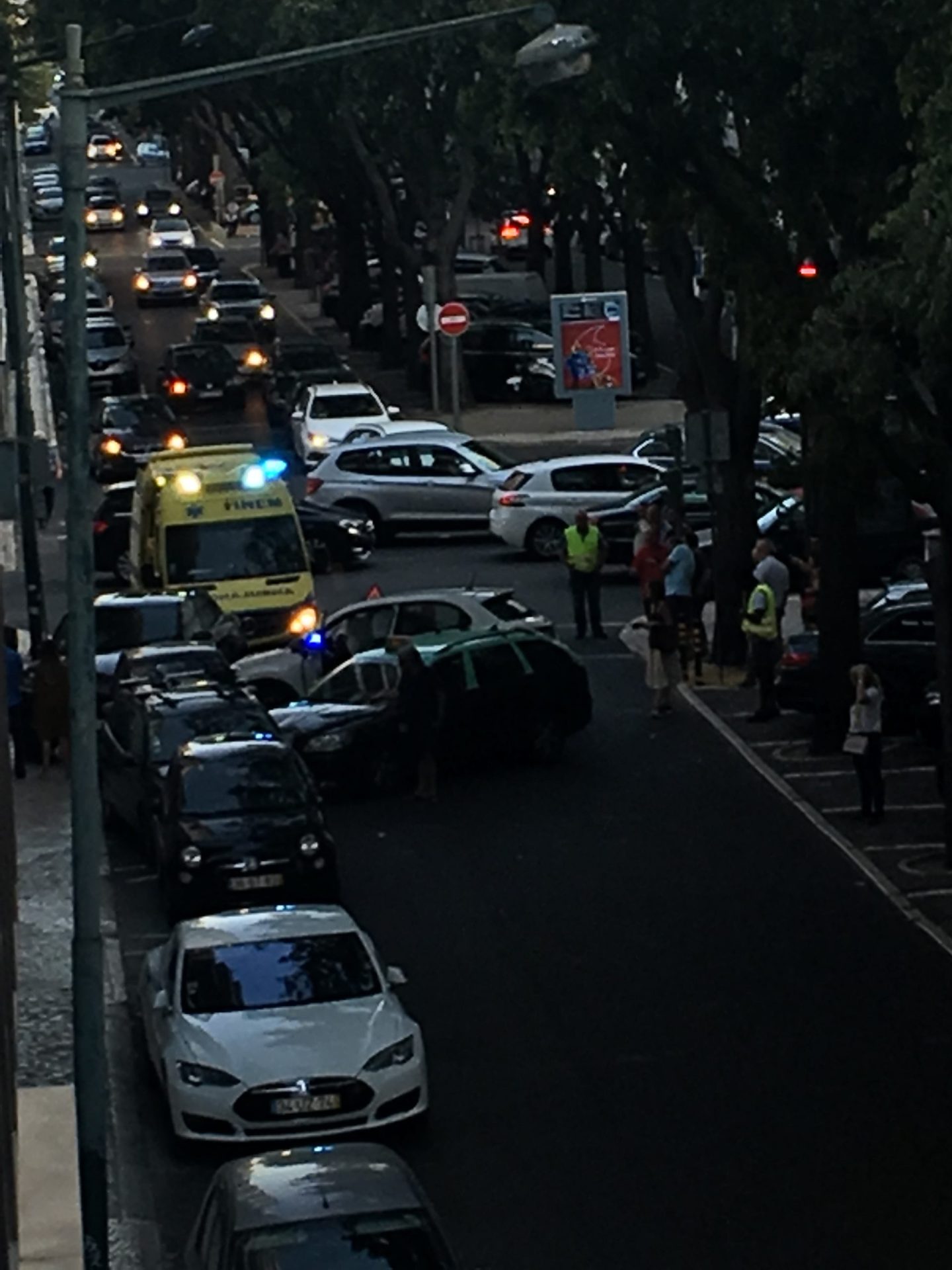 Acidente bloqueou Av. Defensor de Chaves em Lisboa. Polícia demorou mais de três horas a chegar ao local