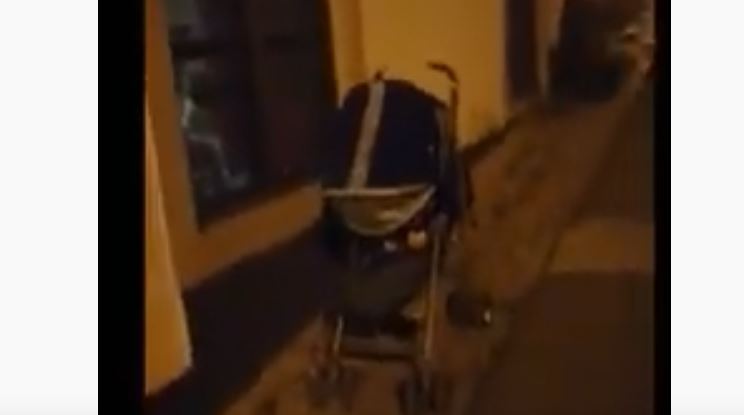 Pais deixam bebé sozinho dentro de carrinho à porta de restaurante em Sintra | Vídeo