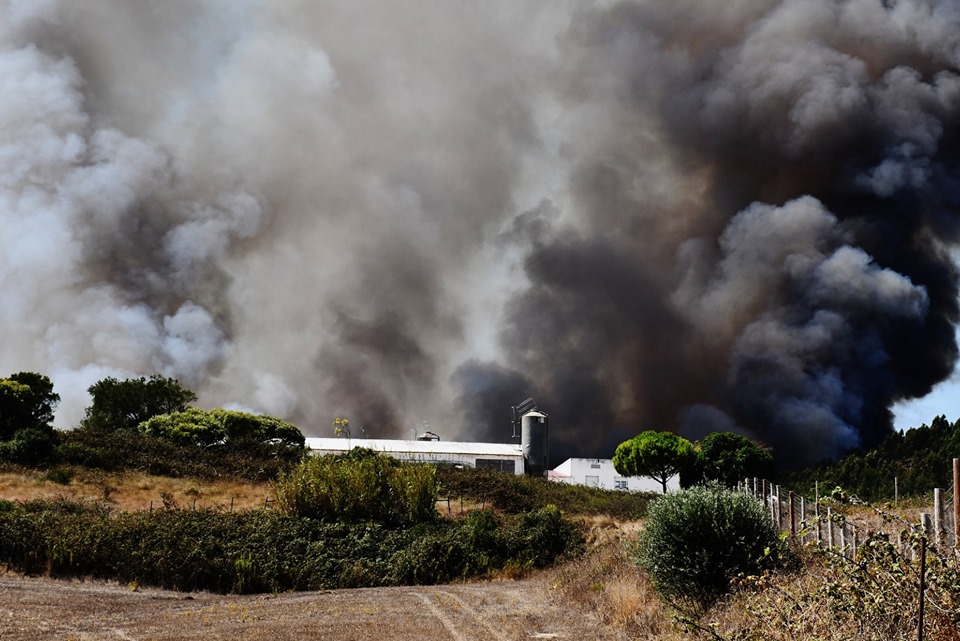 178 operacionais e três meios aéreos combatem incêndio em Sobral de Monte Agraço
