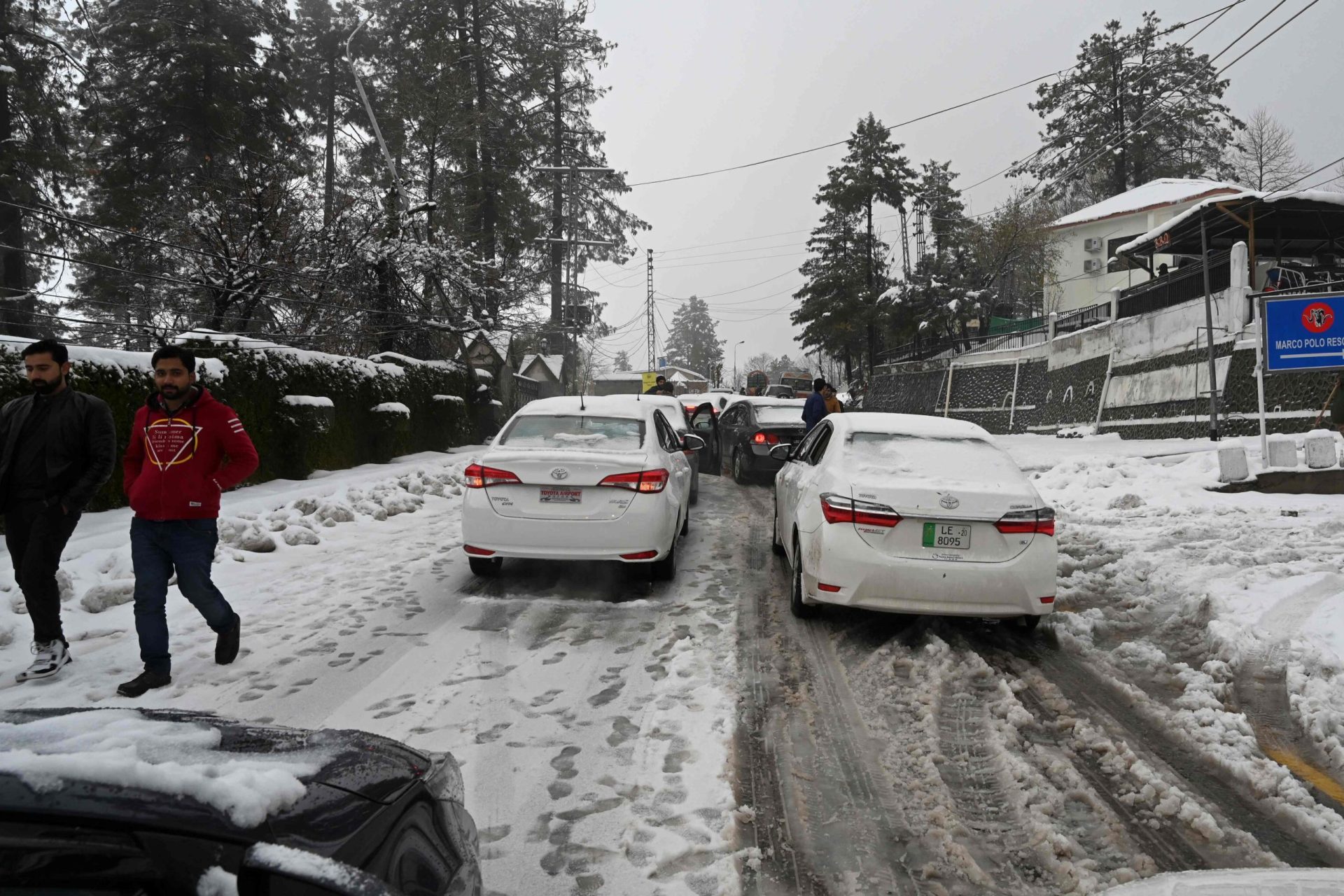 Neve deixou mais de mil carros presos em fila de 14 km numa autoestrada no Japão
