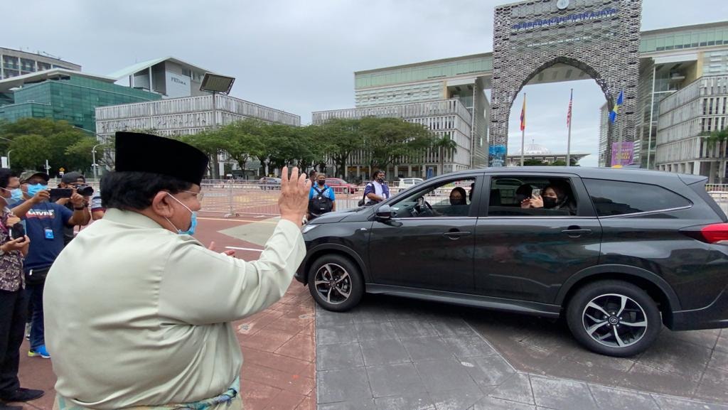 Casal convida 10 mil pessoas para casamento drive-in na Malásia