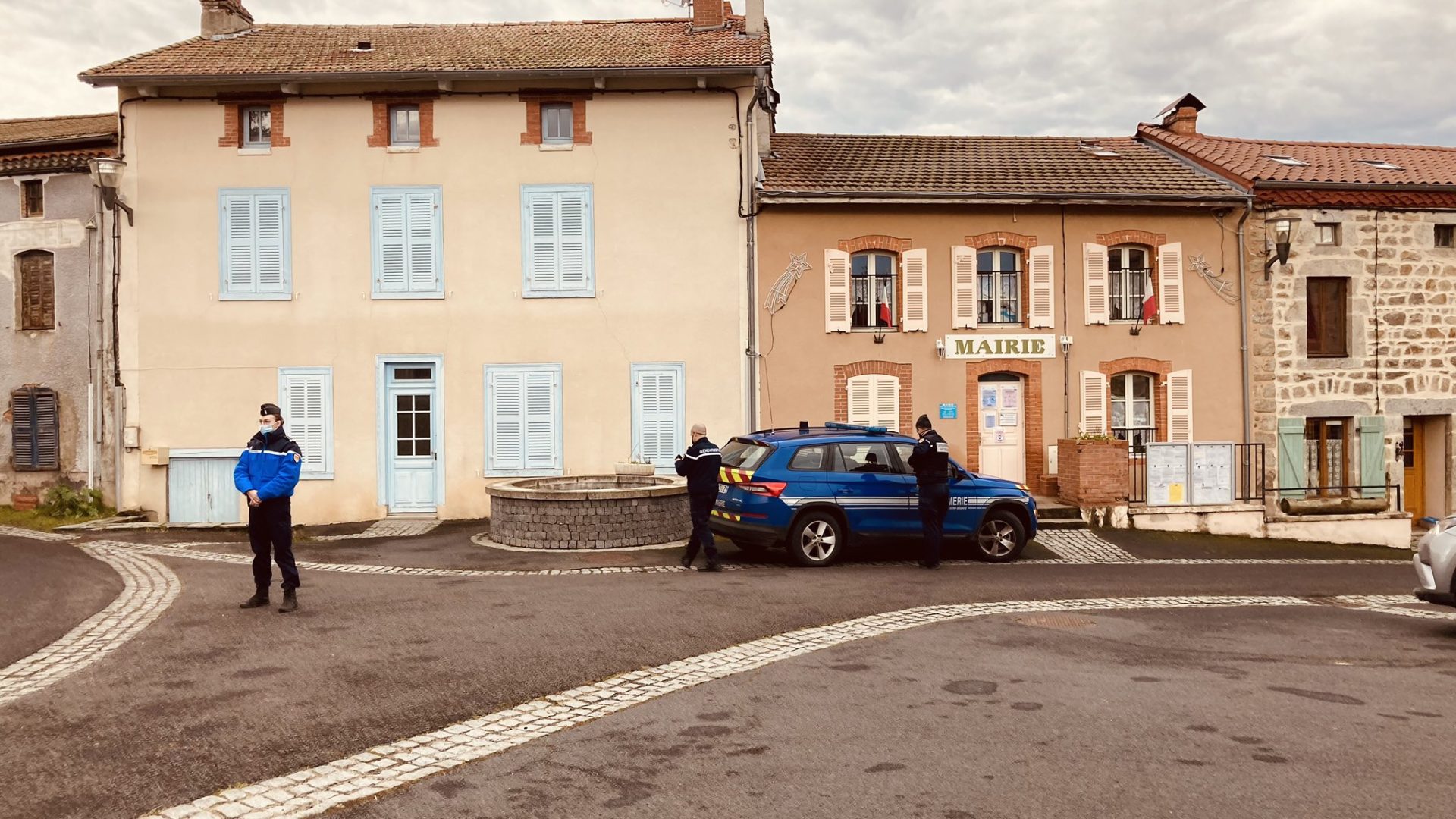 Três polícias mortos enquanto respondiam a caso de violência doméstica em França. Suspeito encontrado sem vida