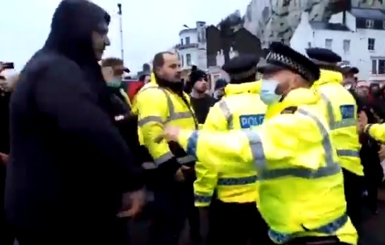 Camionistas retidos em Inglaterra envolvem-se em confrontos com a polícia