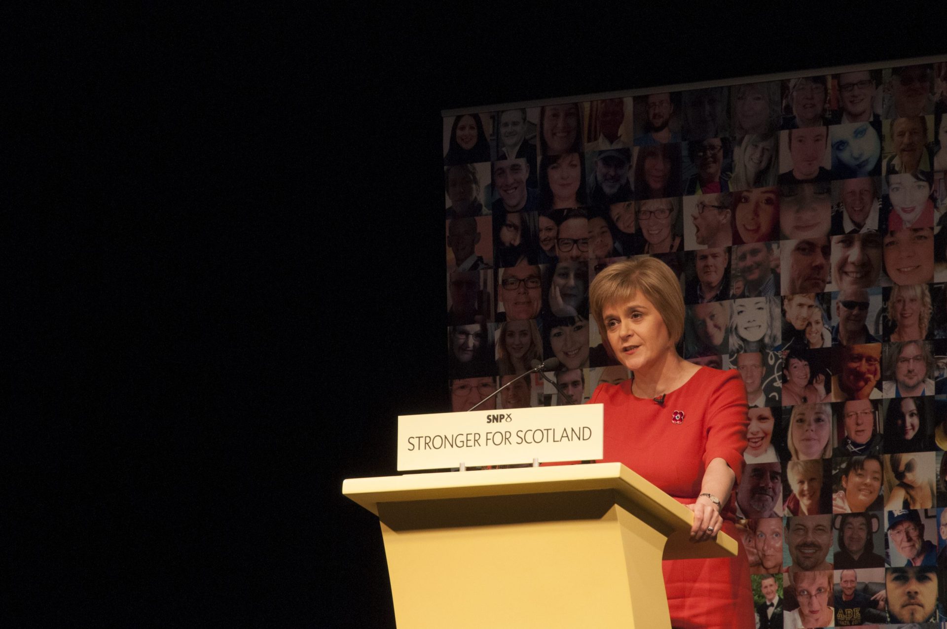 Primeira-ministra escocesa é fotografada sem máscara e admite que foi “um erro estúpido”