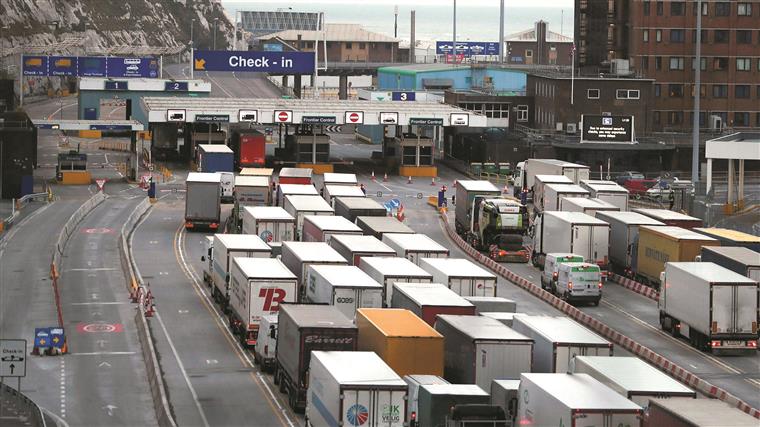 Motoristas portugueses retidos em Dover devem passar a fronteira este sábado ao final do dia