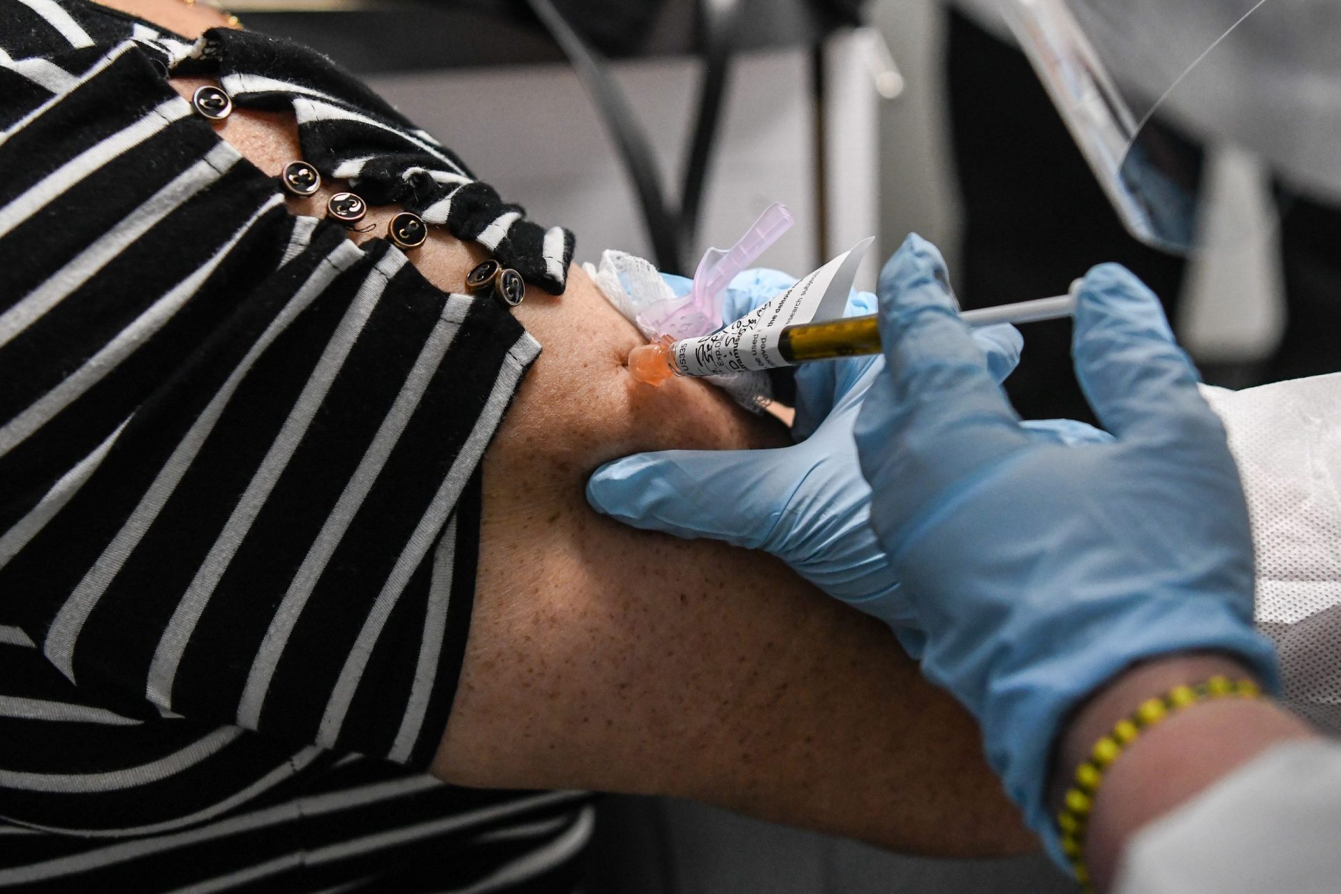 Reino Unido começa a vacinar pessoas contra a covid-19 na próxima semana