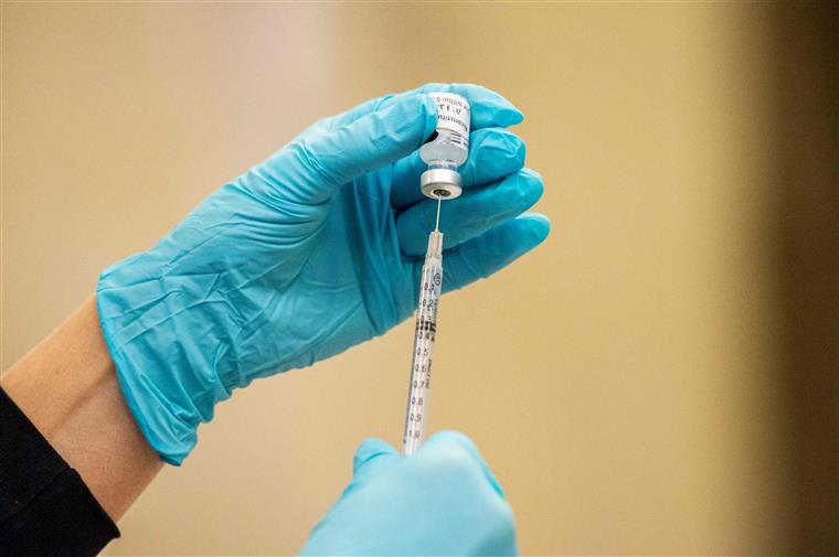 Primeira vacina contra o novo coronavírus administrada no Hospital São João