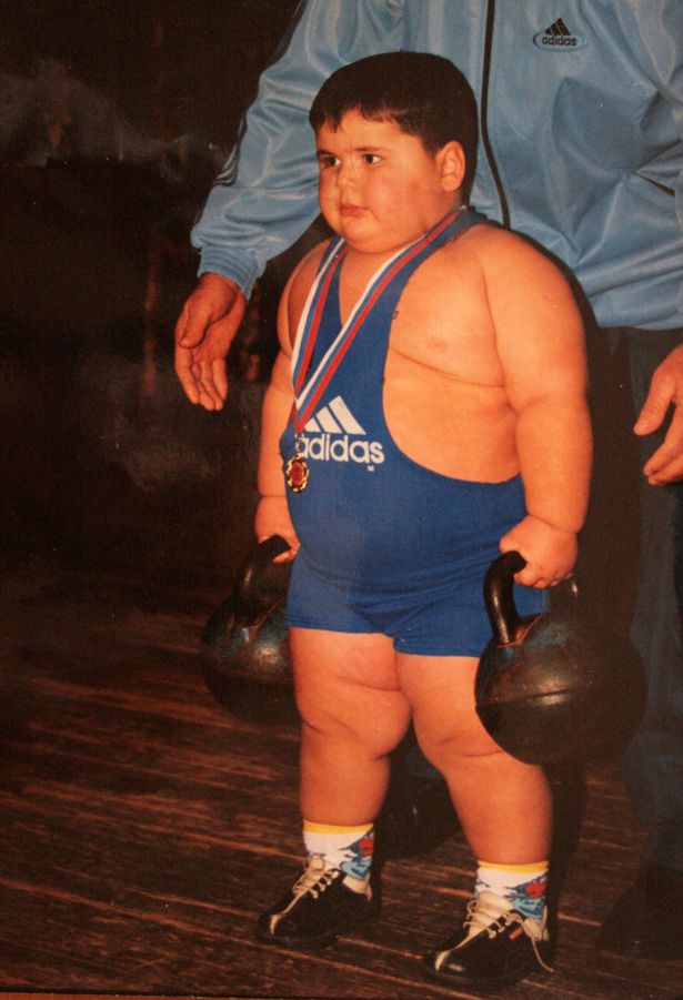 Lutador de sumo que foi apelidado de “criança mais forte do mundo” morre aos 21 anos