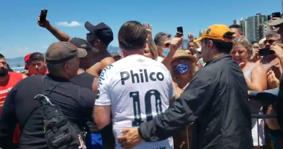 Bolsonaro foi à praia, causou aglomeração de pessoas e ainda beijou e abraçou idosos e crianças | Vídeo