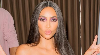 Kim Kardashian ‘estampa’ amor próprio num vestido arrojado e fãs deliram