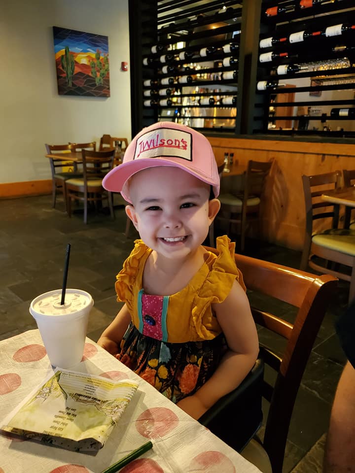 Menina de três anos com cancro foi surpreendida pelo seu restaurante preferido