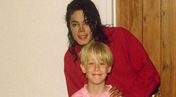 Macaulay Culkin quebra silêncio sobre acusações de pedofilia que envolvem Michael Jackson