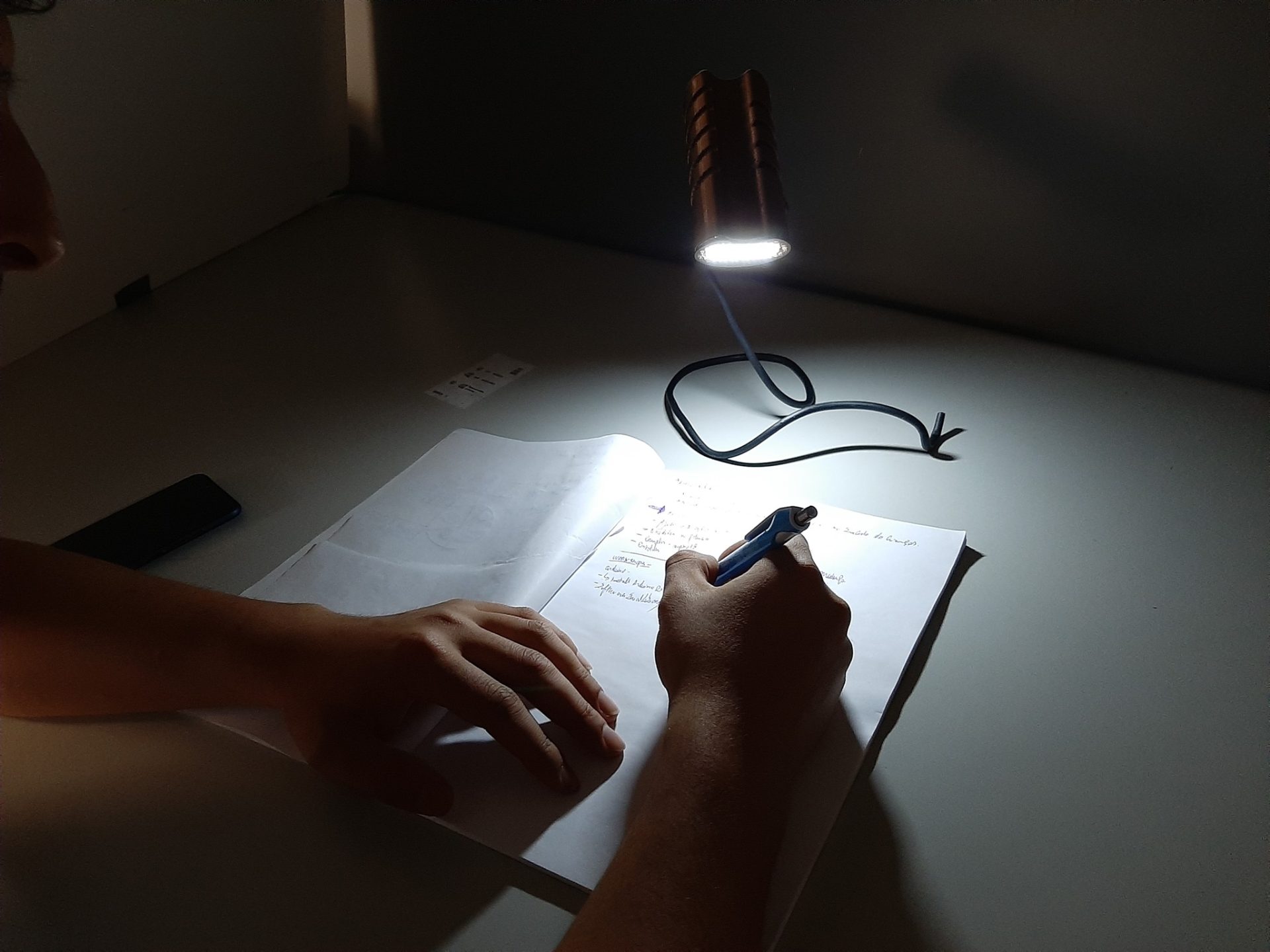 Portugueses criam lanternas para crianças marroquinas sem acesso a luz estudarem à noite