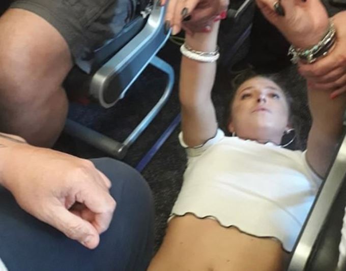 Passageira embriagada tenta abrir porta de emergência de avião em pleno voo: “Vão todos morrer”