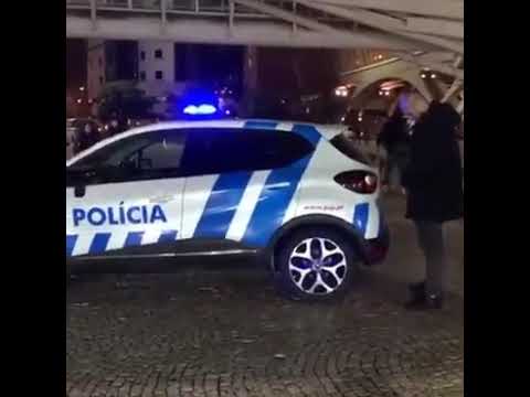 Vídeo mostra homem a urinar contra carro da PSP