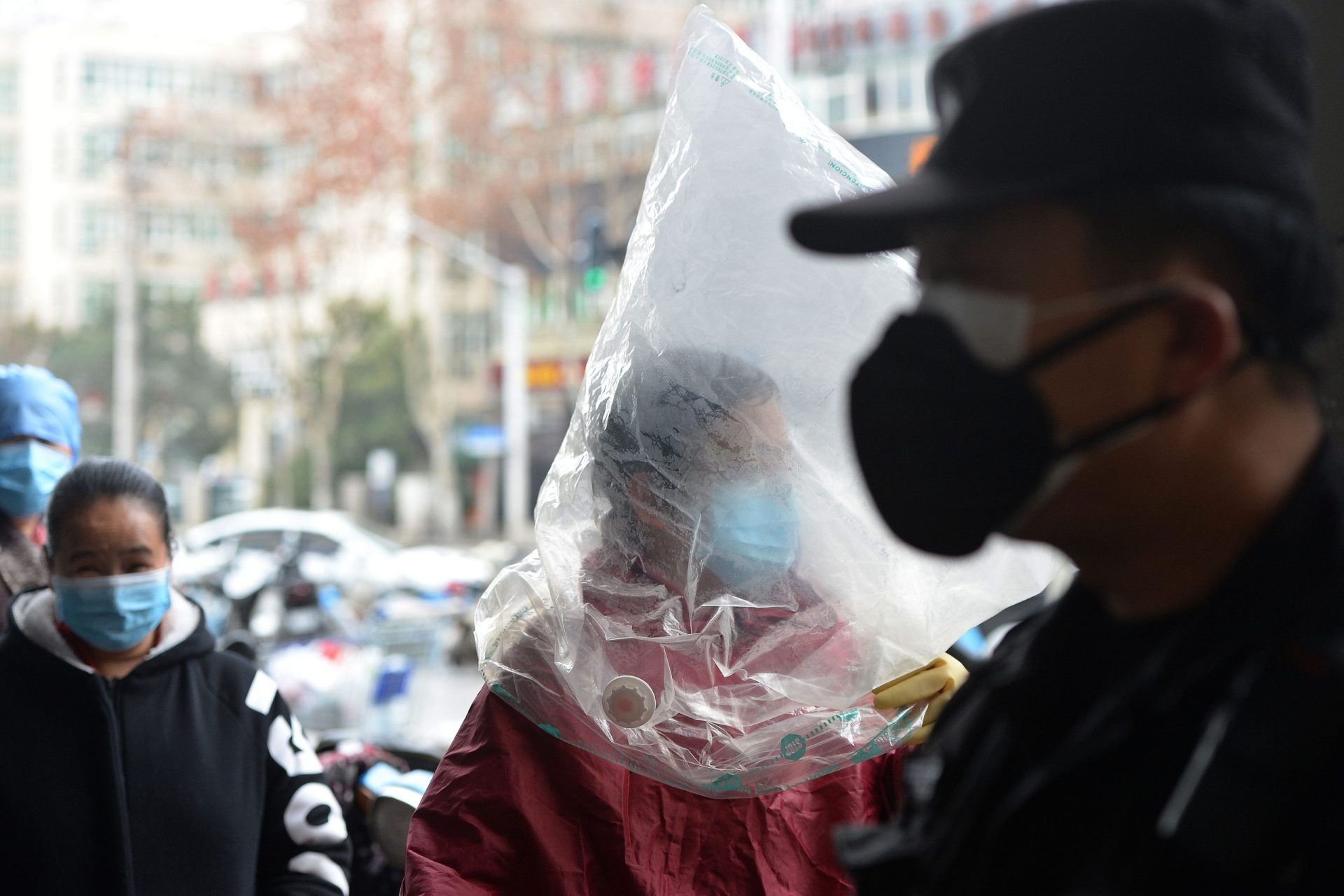 Face à escassez de equipamentos, chineses improvisam na proteção contra coronavírus | Fotogaleria