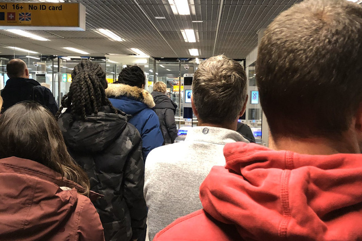 Britânico que votou pelo Brexit queixa-se de filas longas no aeroporto