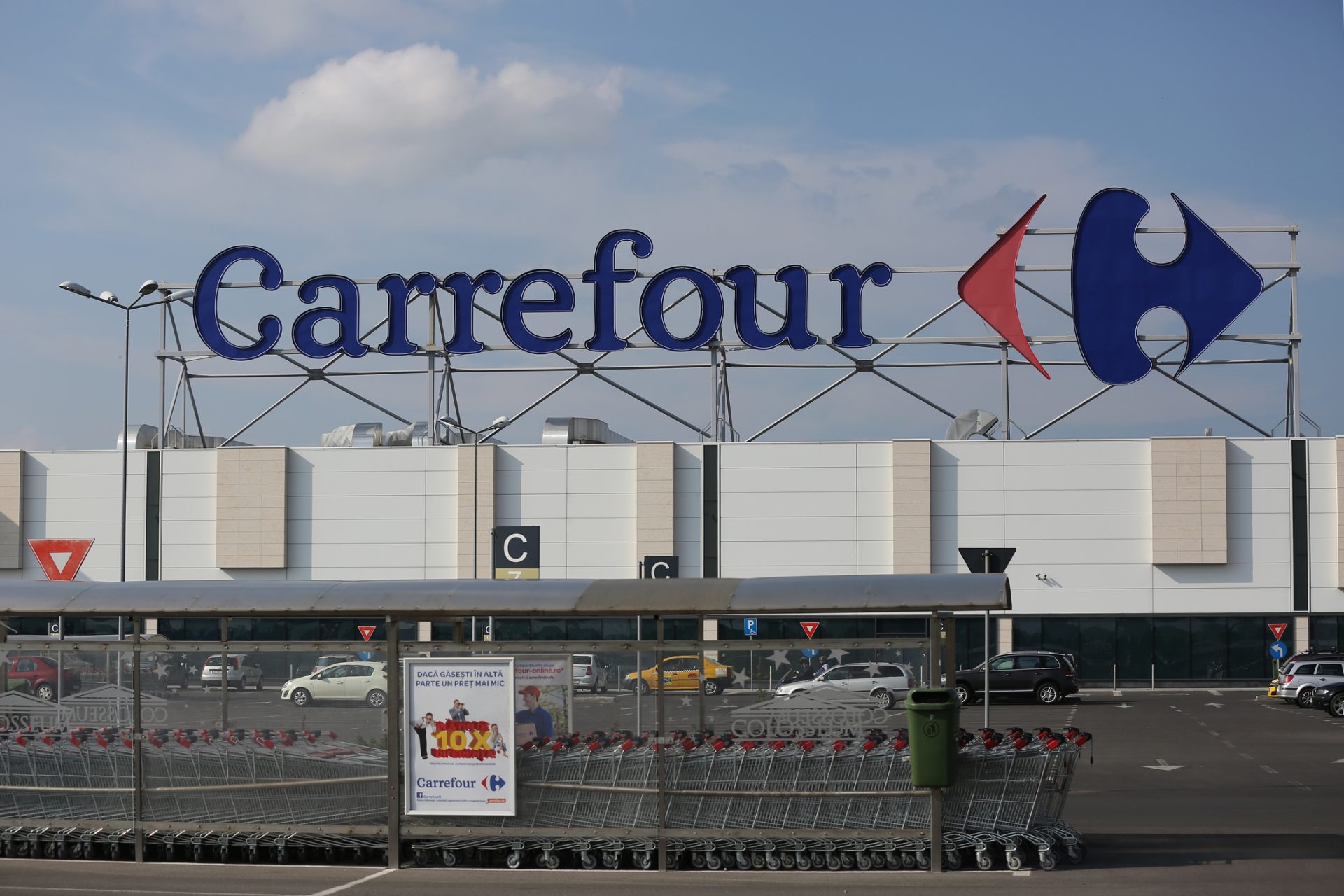 Carrefour retira disfarces de carnaval depois de ser acusado de hipersexualizar profissões