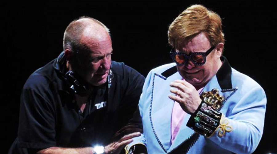 Elton John é obrigado a terminar concerto e abandona palco em lágrimas | Vídeo