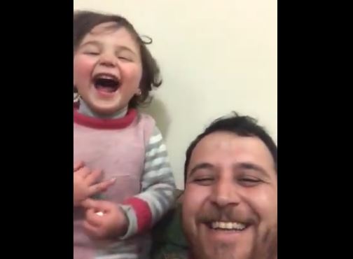 Pai cria jogo de gargalhadas para filha não ter medo das bombas na Síria | Vídeo