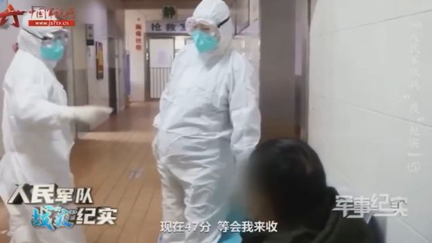 Enfermeira grávida de nove meses cuida de doentes com coronavírus em Wuhan e gera polémica